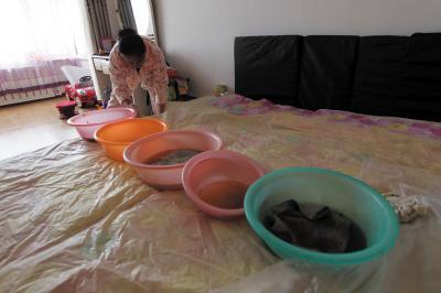 都江堰楼上漏水，住户失联，小区没物管，业主维权难！律师来支招……